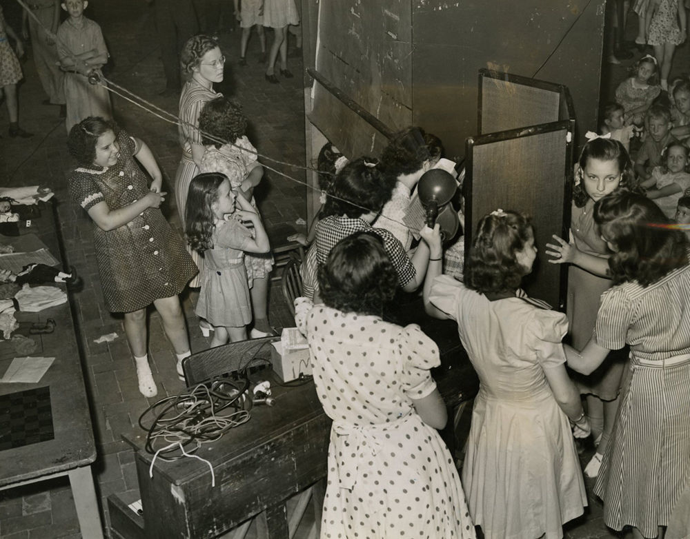 1940: Puppets